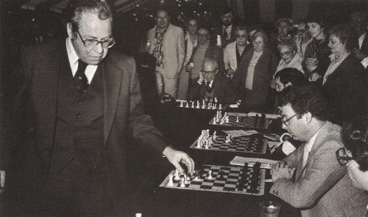 Arthur Bisguier plays 20 matches at Brielle Galleries Cybis Chess Set event