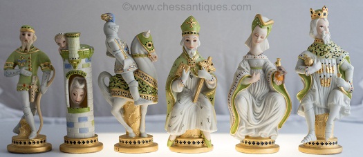 commemorative-chess-set-by-cybis-1979-green-pieces